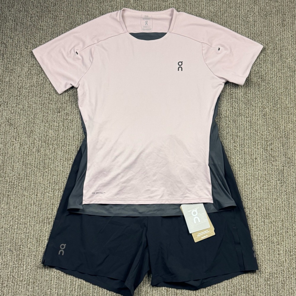 On Cloud Performance T Shirt 5" Shorts Set Womens S Short Sleeve Mauve Black